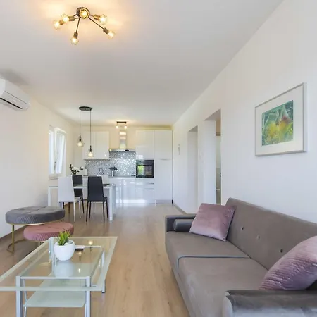 Appartamento Mirna With Swimming Pool