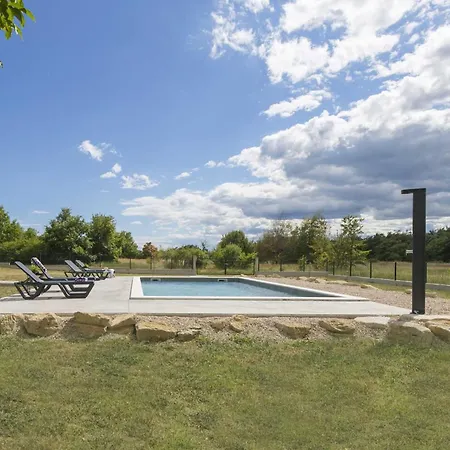 Apartman Mirna With Swimming Pool