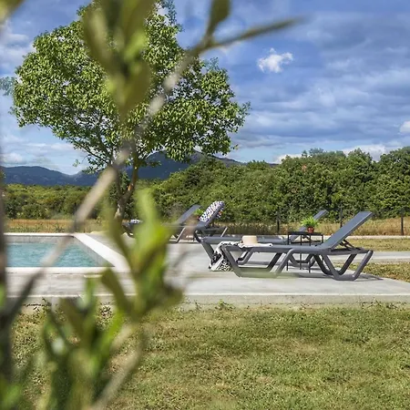 Apartman Mirna With Swimming Pool